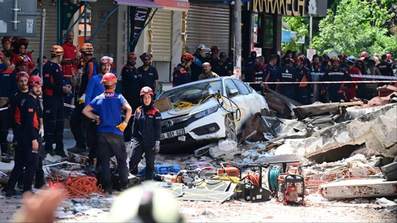Küçükçekmece’de Çöken Binanın Sahibi Gözaltına Alındı
