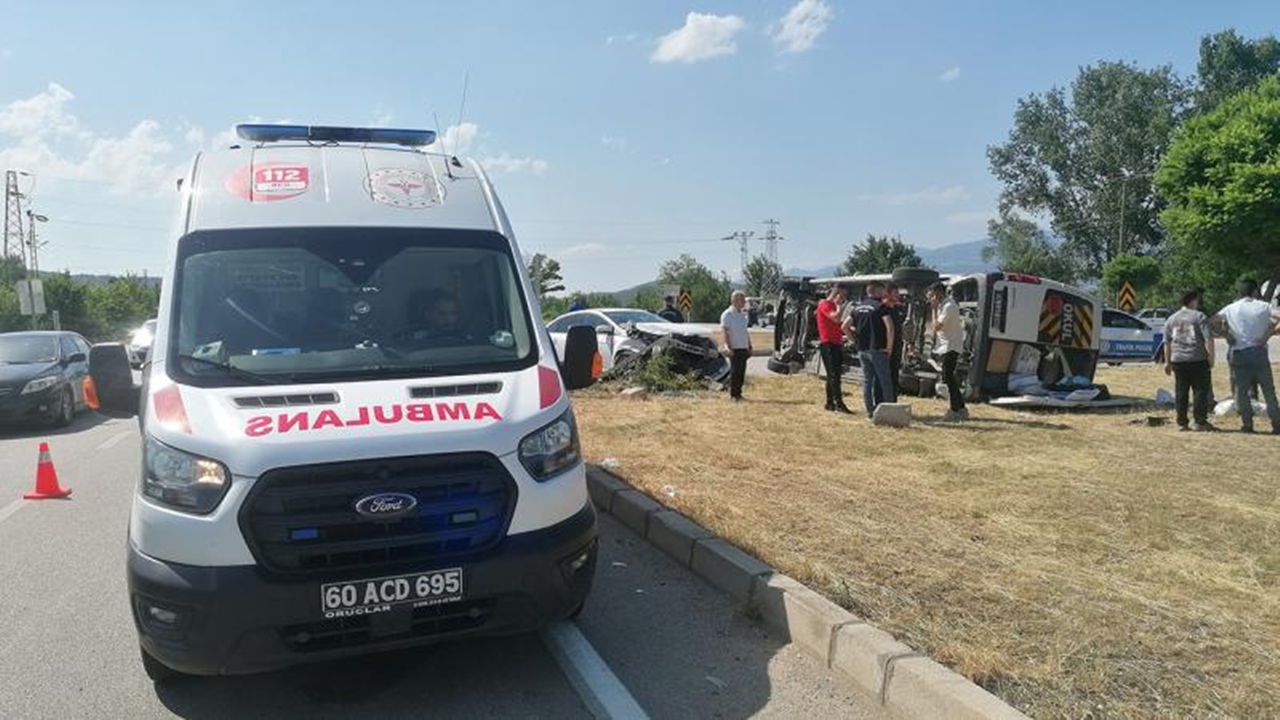Otomobil ve Minibüs Çarpıştı, 18 Kişi Yaralandı