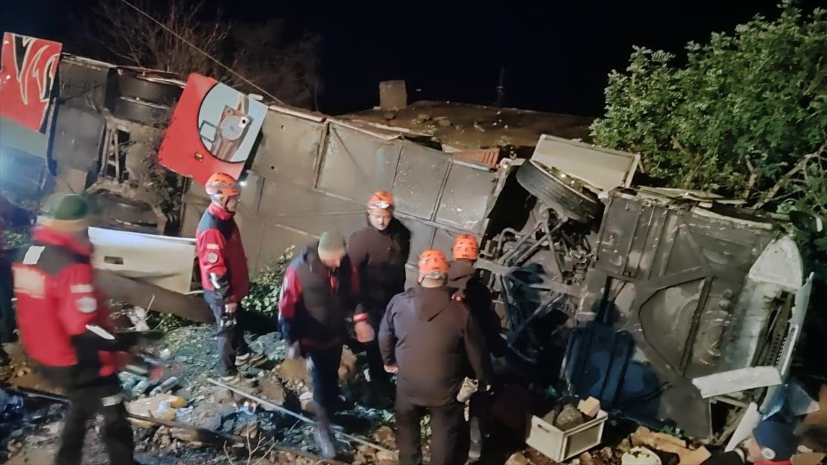Antalya’da Yolcu Otobüsünün Şarampole Devrilmesi Sonucu 33 Kişi Yaralandı Haberi