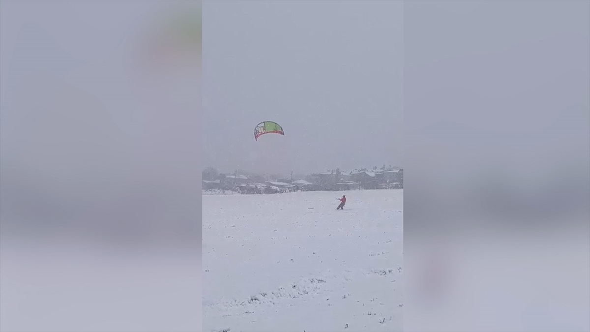 İstanbul’da Bir Kişinin Uçurtma Kayağı Yapması Kamerada Haberi