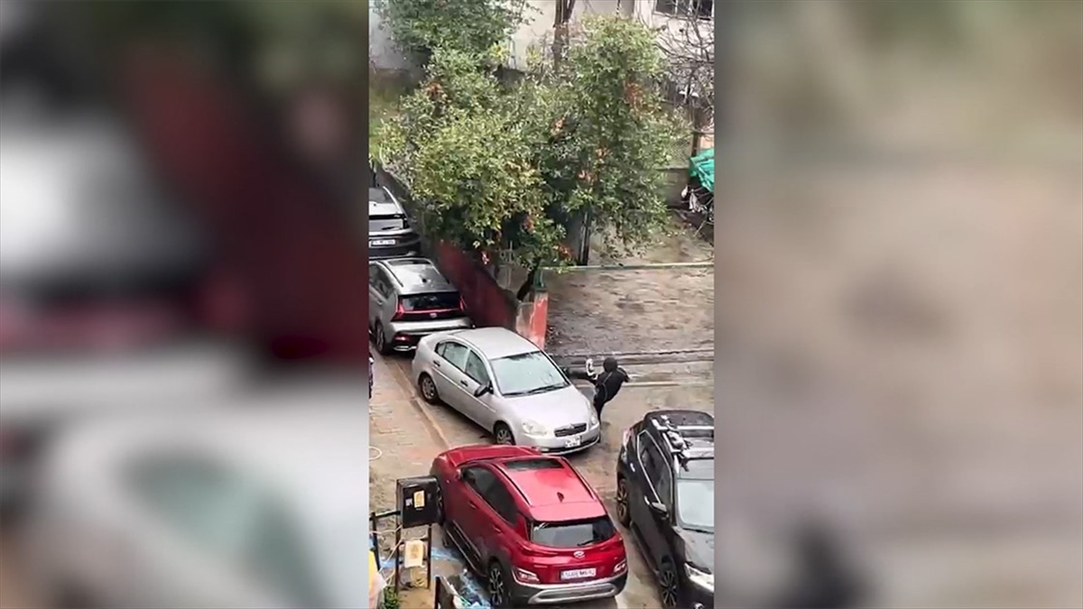 Üsküdar’da Bir Otomobilin Aynaları Ve Sileceklerinin Kırılması Kamerada Haberi