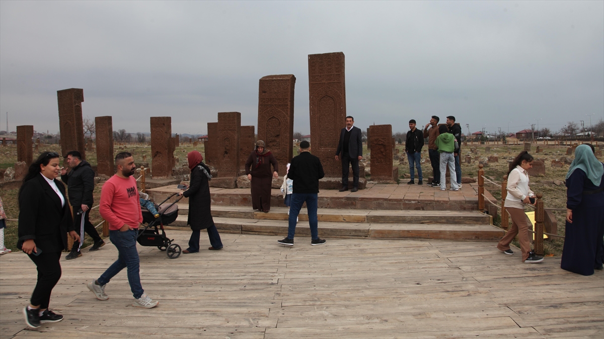 Ahlat Selçuklu Meydan Mezarlığı’nda Bayram Yoğunluğu Haberi