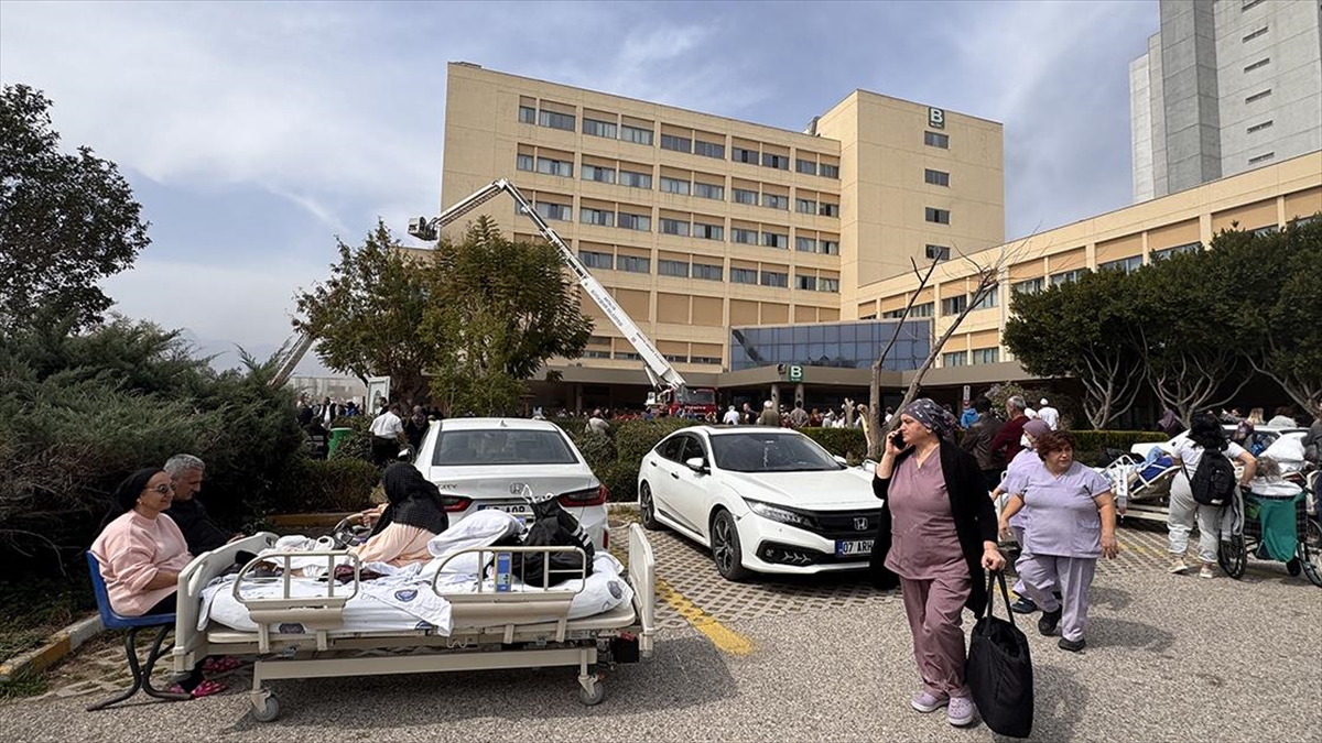 Akdeniz Üniversitesi Hastanesi Acil Servisi Yangın Nedeniyle Tahliye Edildi Haberi