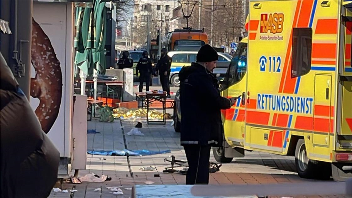 Almanya’da Araçla Kalabalığa Dalan Zanlının Aşırı Sağcılarla Bağlantılı Olduğu Ortaya Çıktı Haberi