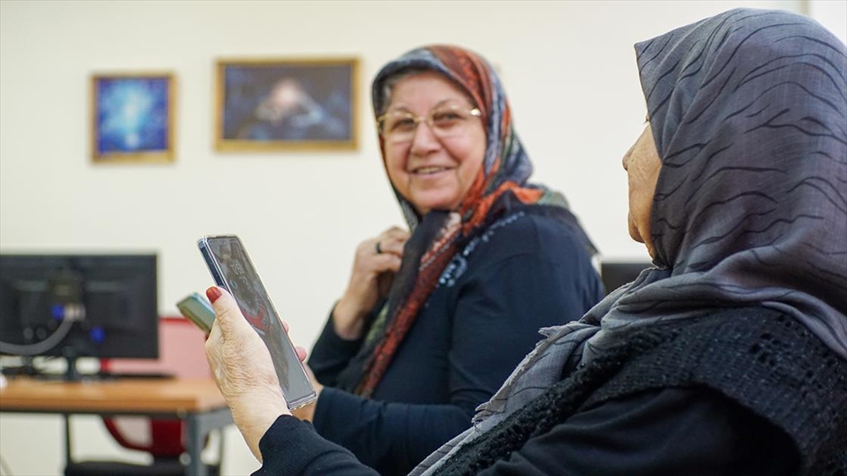 Altın Yıllar Yaşam Merkezi’nde Yaşlılar Hayatlarını Teknolojiyle Kolaylaştırmayı Öğreniyor Haberi