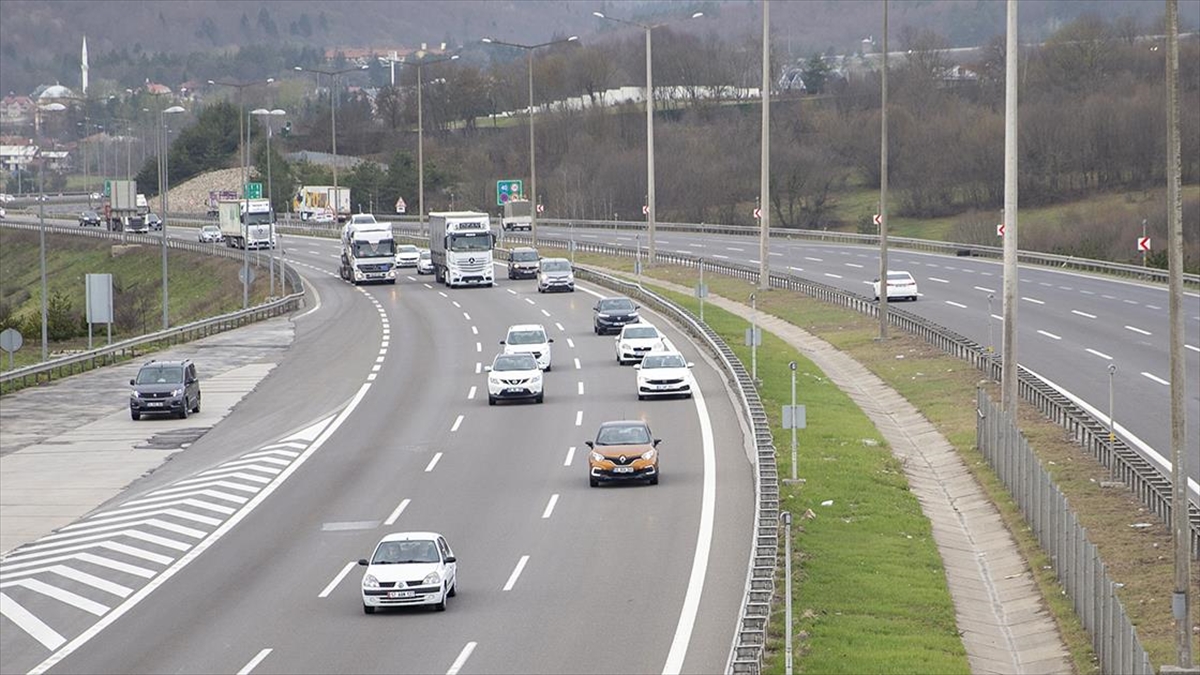 Anadolu Otoyolu’nun Bolu Dağı Kesiminde Bayram Tatili Hareketliliği Kısmen Başladı Haberi