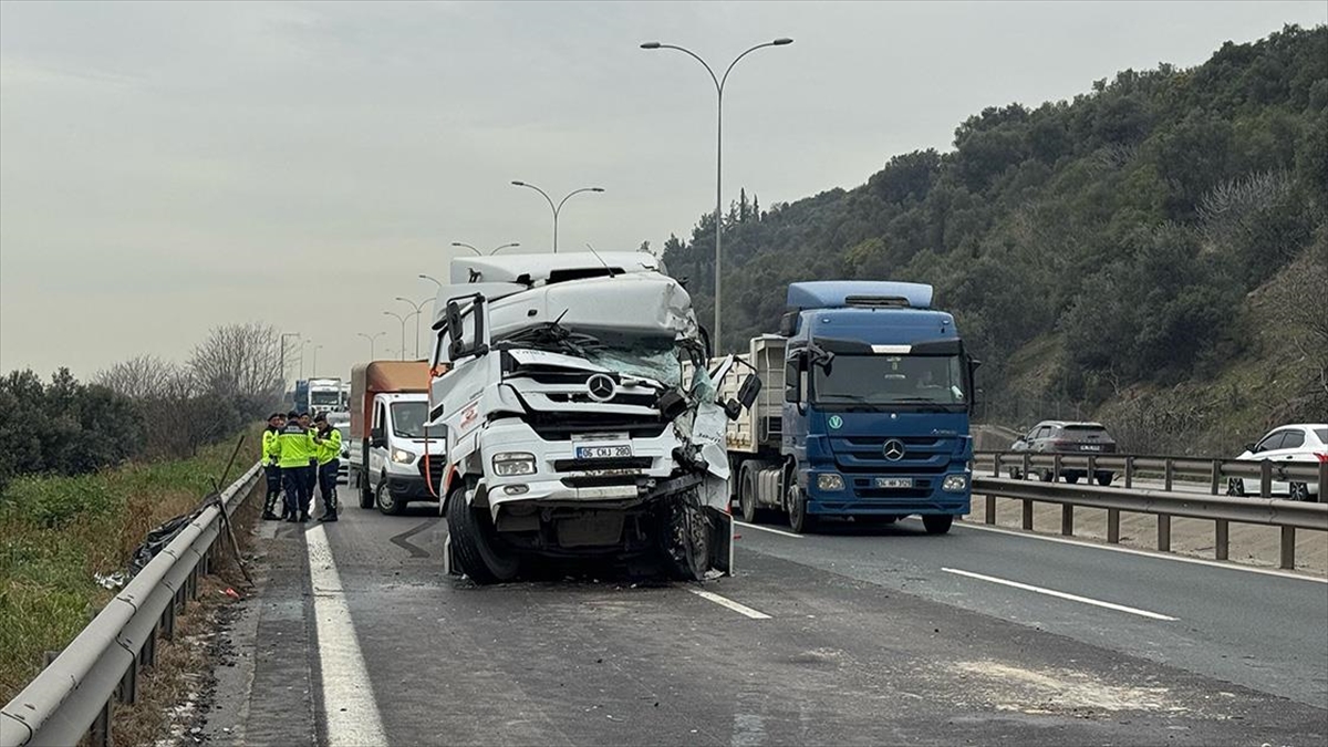 Anadolu Otoyolu’nun Kocaeli Kesiminde Zincirleme Trafik Kazası Ulaşımı Aksattı Haberi