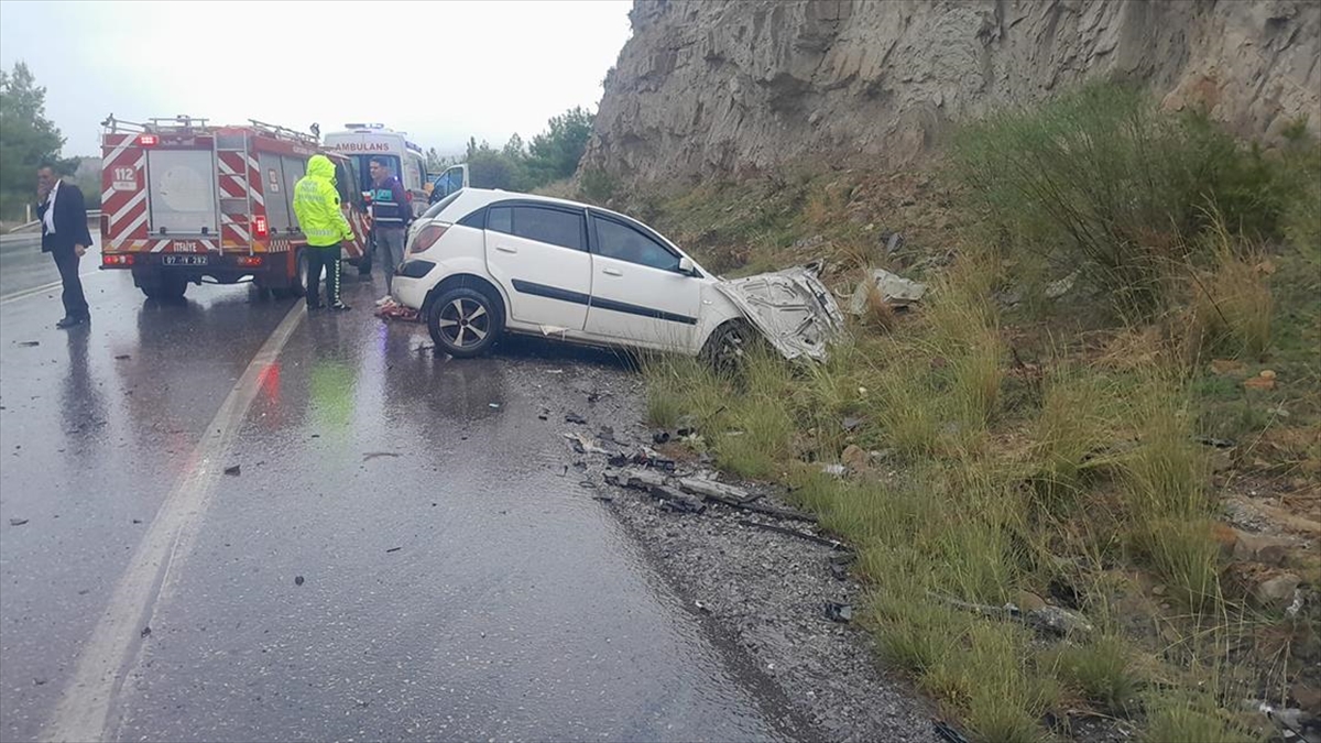 Antalya’da Yolcu Otobüsüyle Çarpışan Otomobildeki 2 Kişi Öldü, 4 Kişi Yaralandı Haberi