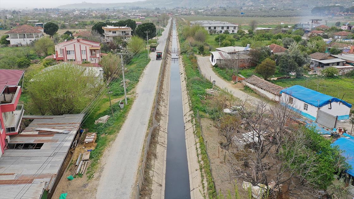 Aydın’da Kirlilik Nedeniyle Sulama Kanalındaki Suyun Rengi Değişti Haberi