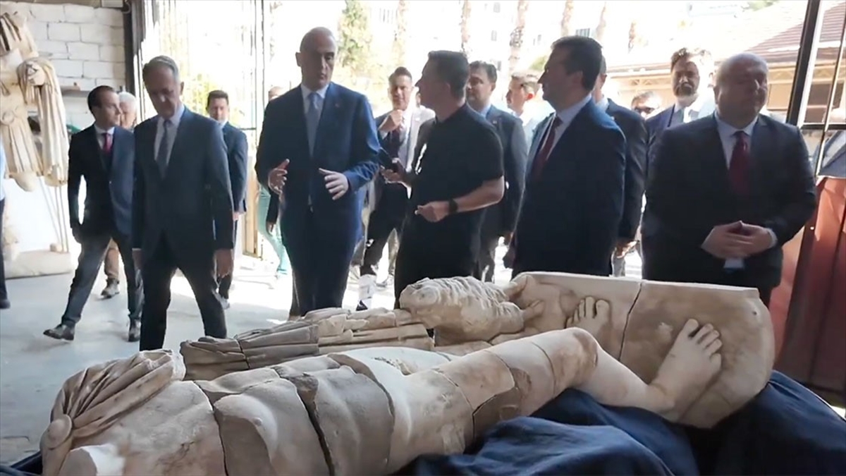 Bakan Ersoy, Aspendos’ta Bulunan Hermes Heykelini Inceledi Haberi