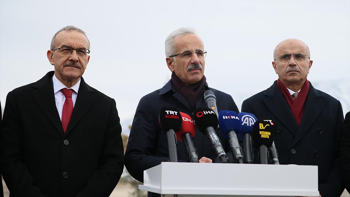 Bakan Uraloğlu’ndan İstanbul’a 4,5 Kilometrelik Metro Hattı Açıklaması Haberi