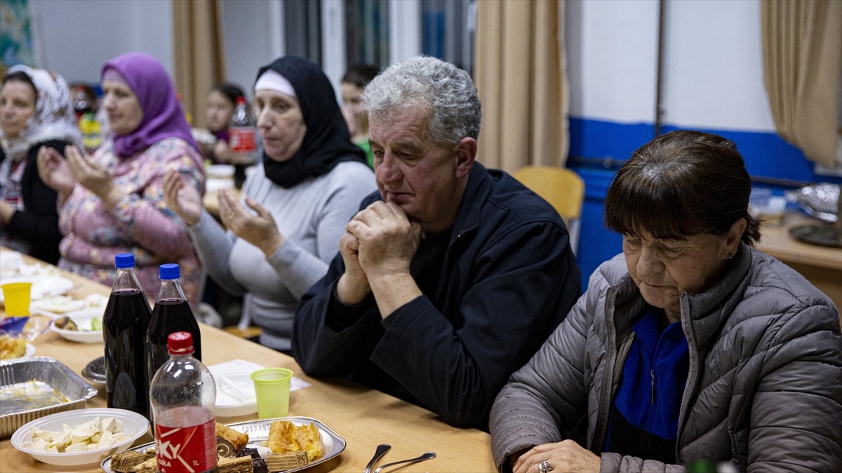 Bosna Hersek’te Papaz Juric, Boşnak Komşularıyla Geleneksel Köy Iftarında Buluştu Haberi