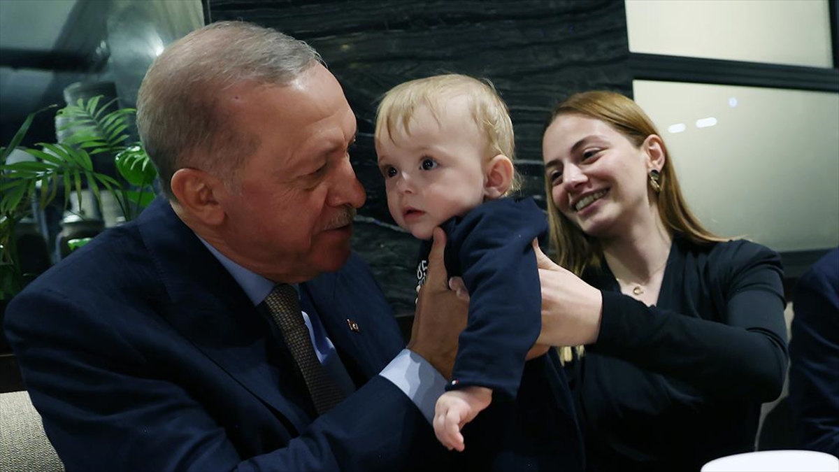 Cumhurbaşkanı Erdoğan, Kafede Vatandaşlarla Sohbet Etti Haberi