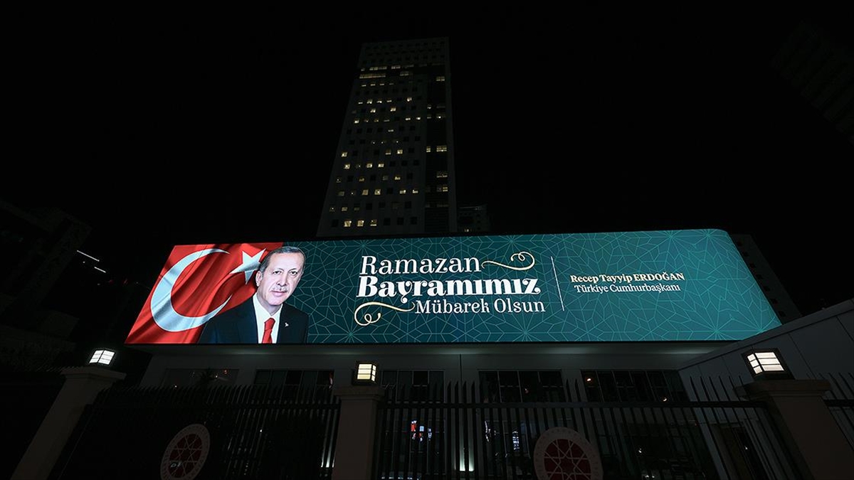 Cumhurbaşkanı Erdoğan’ın Bayram Mesajı İletişim Başkanlığı Binasına Yansıtıldı Haberi