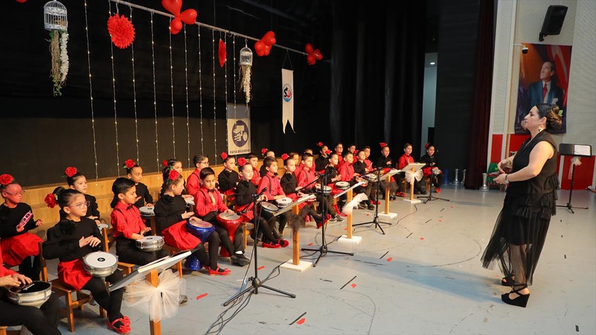 Darbukayı Bidonla Öğrenen Ilkokul Öğrencileri “Şenlik Grubu”Nda Bir Araya Geldi Haberi