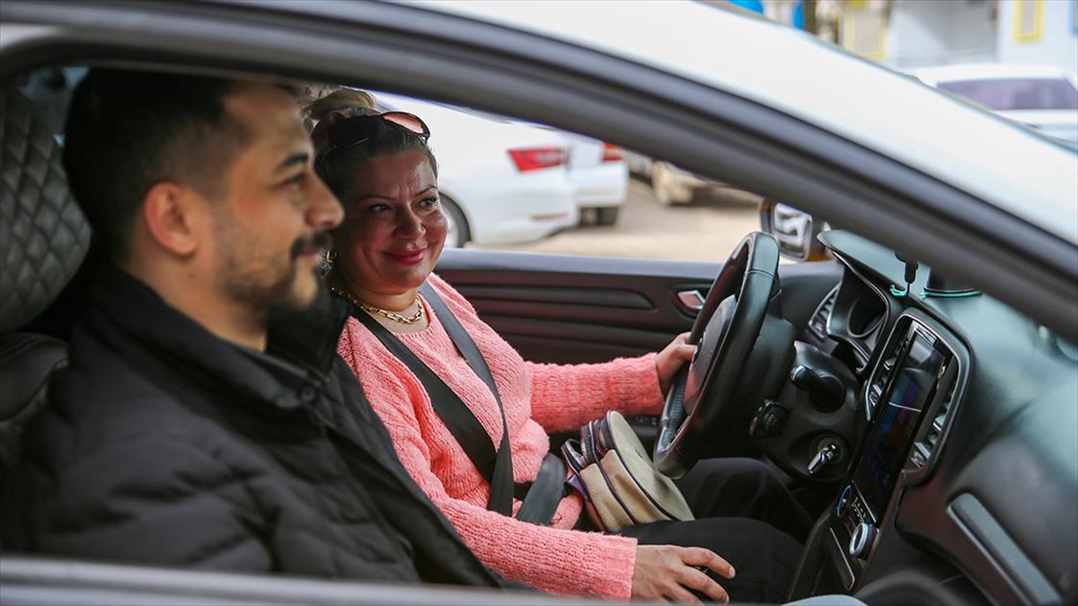 Diyarbakır’da Kadın Taksici Mesleğiyle Ön Yargıları Yıkmak Istiyor Haberi