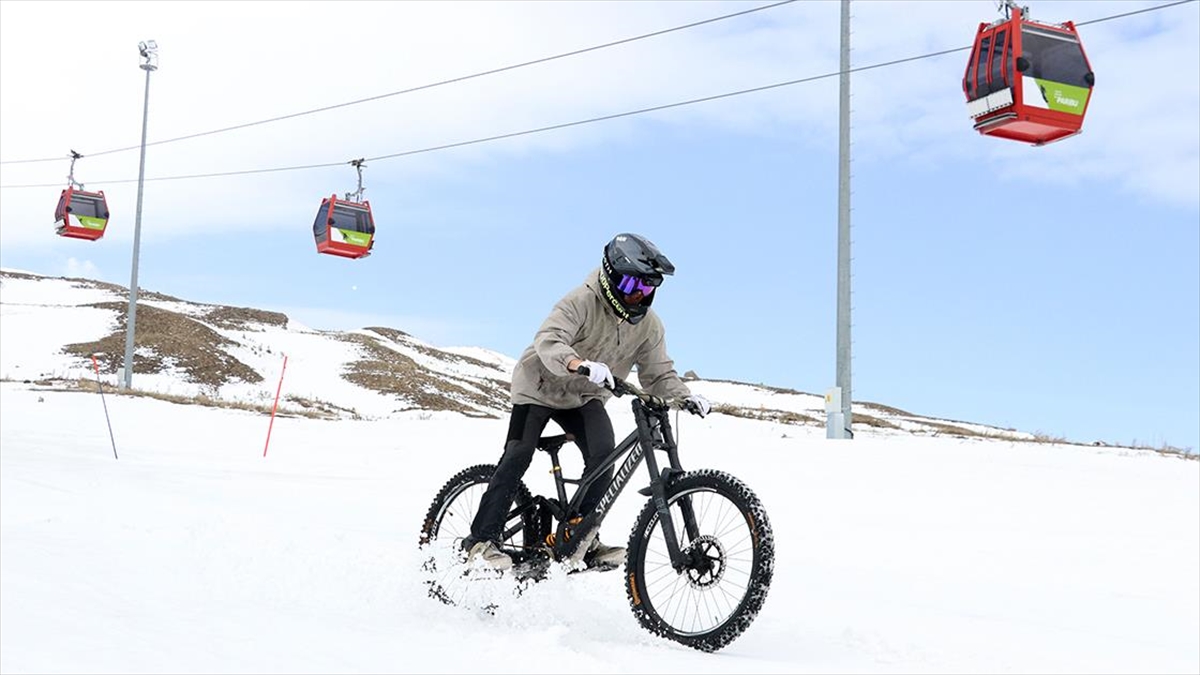 Downhill Sporcuları Erciyes’in Karla Kaplı Pistlerinde Güç Depoluyor Haberi