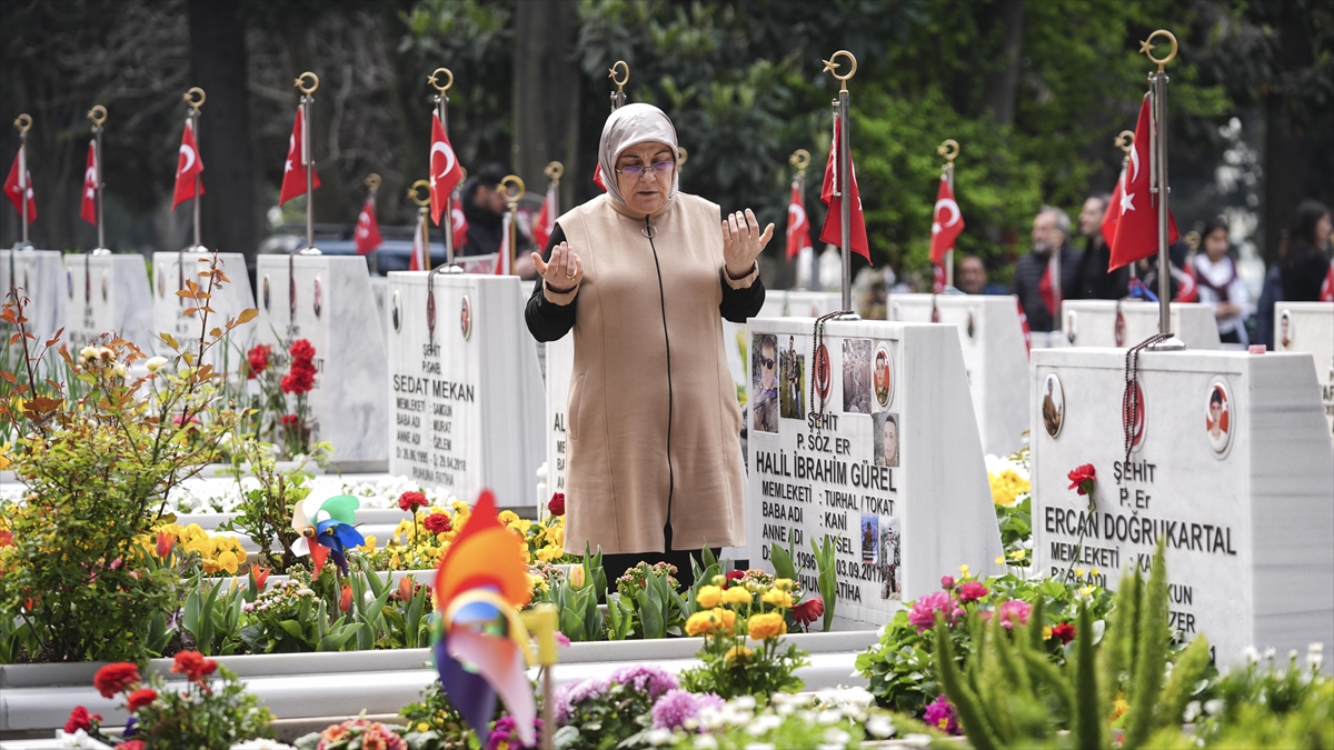 Edirnekapı Şehitliği’nde Bayram Yoğunluğu Yaşandı Haberi