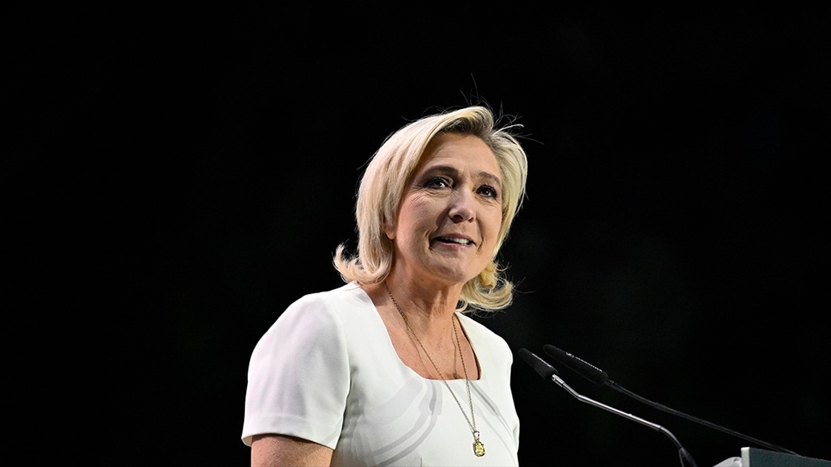 Fransa’da Aşırı Sağcı Le Pen, Cumhurbaşkanlığı Adaylığını Engelleyebilecek Davada Yolsuzlukla Yargılanıyor Haberi