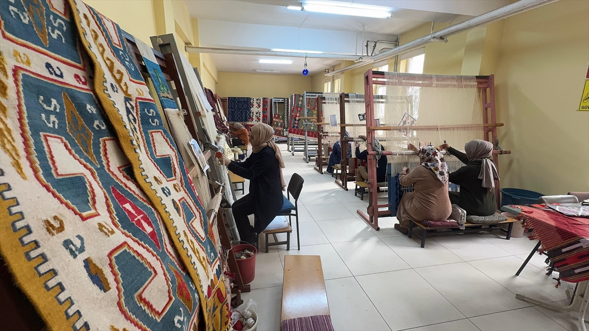 Giresun’da Kadınlar Kilim Dokuyarak Aile Ekonomilerine Katkı Sağlıyor Haberi
