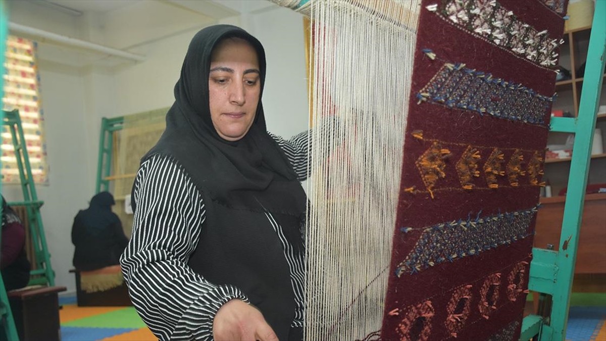 Gümüşhane’nin Kök Boya Ile Yapılan “Kelkit Zilli Kilimi” Kadınlara Emanet Haberi