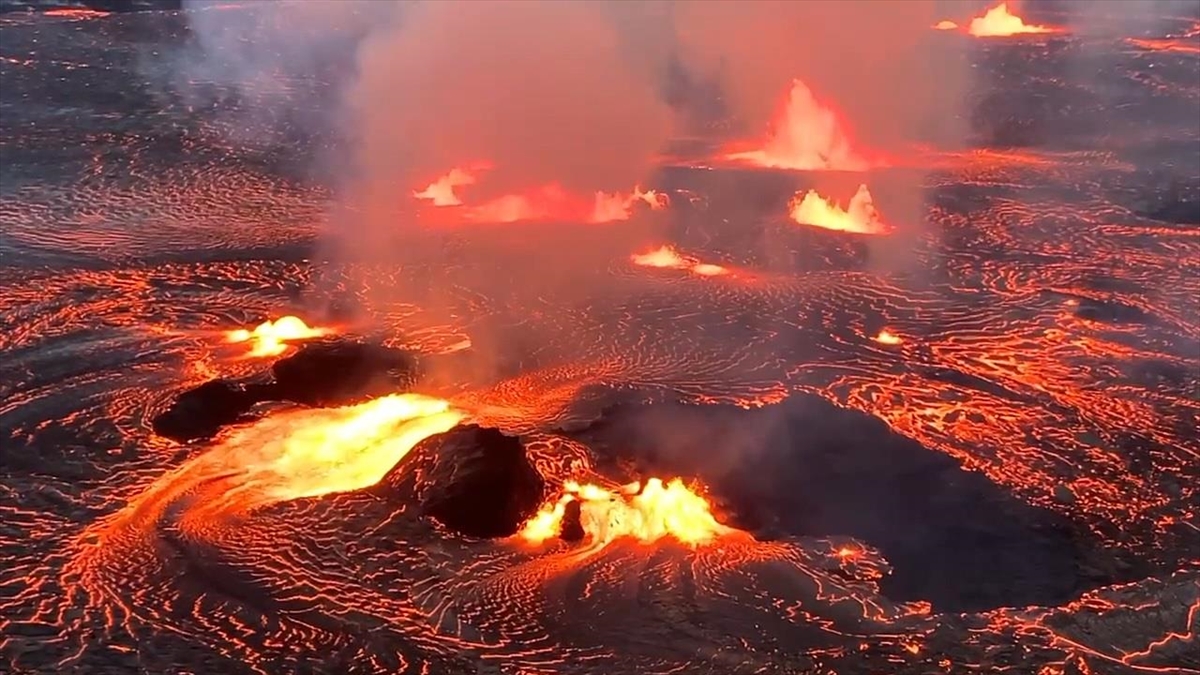 Hawaii’de Kilauea Yanardağı 300 Metre Yüksekliğe Lav Püskürttü Haberi