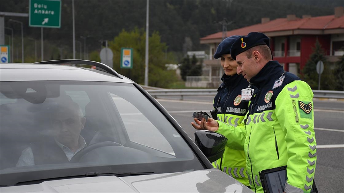İki Metropol Arasında Bulunan Düzce’de Otoyol Jandarması Bayram Mesaisinde Haberi