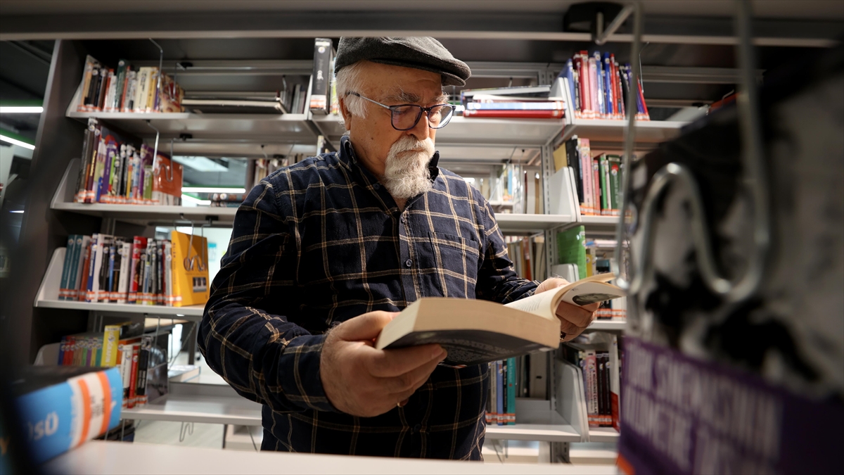 “İkinci Evim” Dediği Kütüphanede 62 Yıldır Kitap Okuyor Haberi