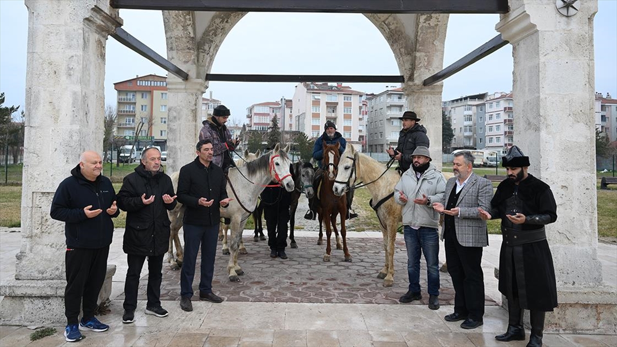 İspanya’dan At Sırtında Kutsal Topraklara Giden 3 Hacı Adayı Edirne’den Dualarla Uğurlandı Haberi