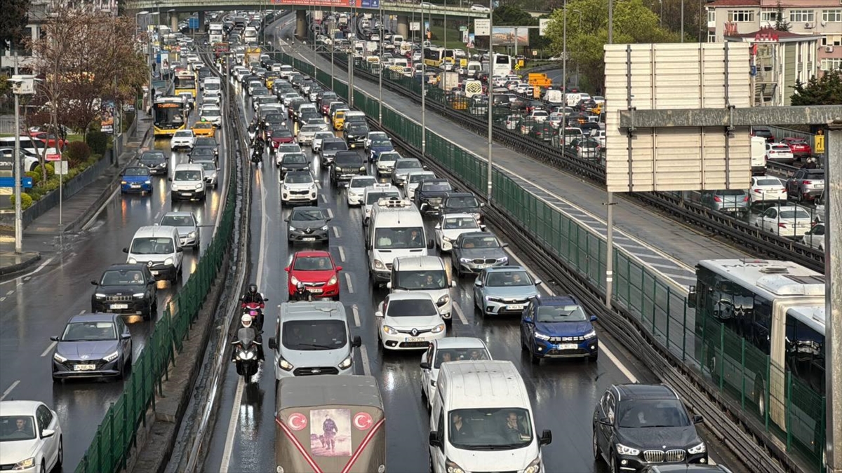 İstanbul’da Trafik Yoğunluğu Bayram Tatilinin De Etkisiyle Yüzde 85’E Çıktı Haberi