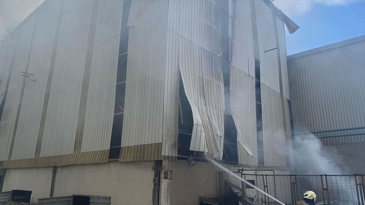 İzmir’de Fabrikadaki Patlamada 1 Işçi Öldü, 4 Işçi Yaralandı Haberi