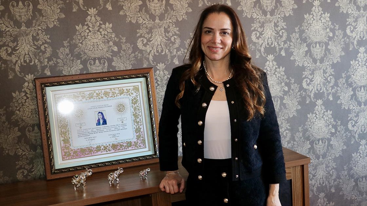 Kadın Avukat, Afetzedelere Yardım Edebilmek Amacıyla Arama Kurtarma Gönüllüsü Oldu Haberi