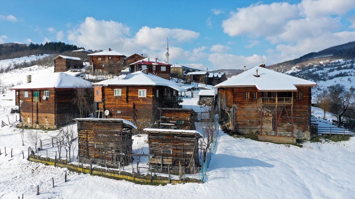 Kastamonu’nun Karla Buluşan Ahşap Evleri Havadan Görüntülendi Haberi