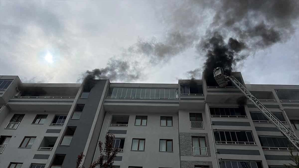 Kocaeli’de 7 Katlı Binada Çıkan Yangında Mahsur Kalan 8 Kişi Kurtarıldı Haberi