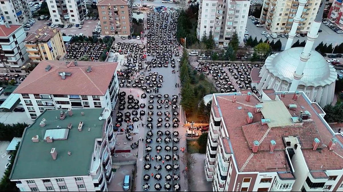 Konya’da Iş Insanı 6 Kardeş, 16 Yıldır Mahalle Sakinlerini Iftarda Buluşturuyor Haberi