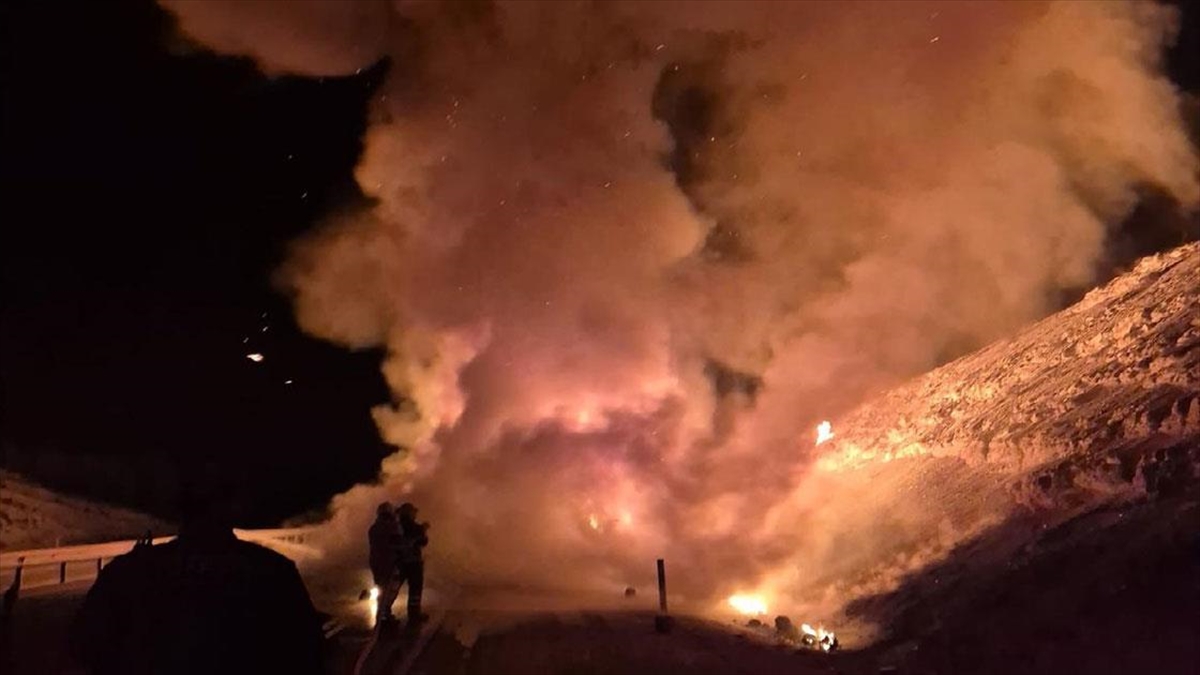Kütahya’da Iplik Yüklü Tırda Çıkan Yangın Ulaşımı Aksattı Haberi