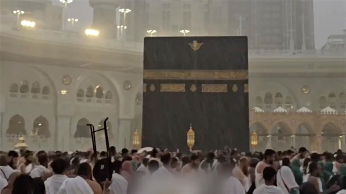 Mekke’de Etkili Olan Sağanak Kabe’de Güzel Görüntüler Oluşturdu Haberi