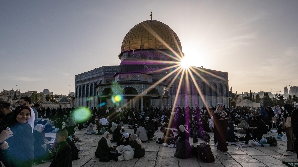 Mescid-I Aksa’da Itikafa Giren Filistinliler Gazze Için Dua Etti Haberi