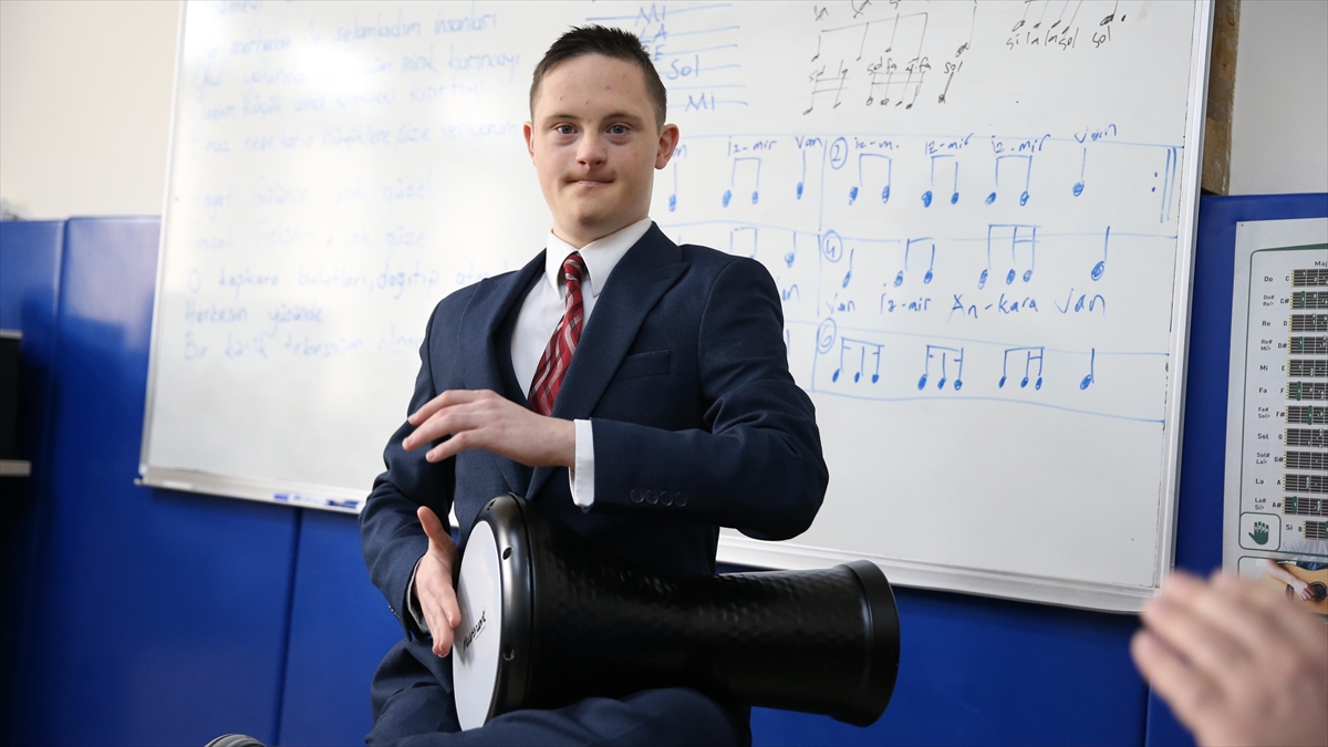 Öğretmenin Müzik Yeteneğini Keşfettiği Down Sendromlu Koray, Ritim Grubunun Vazgeçilmezi Oldu Haberi