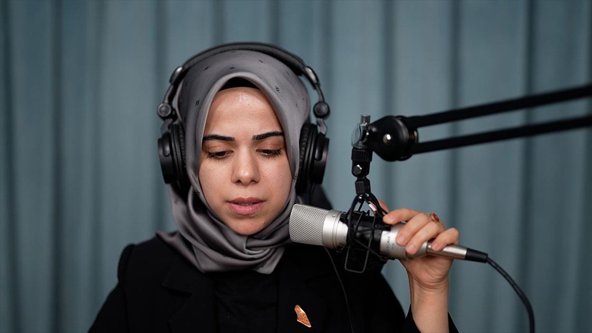 Podcast Muhabiri Betül Sümeyye Us, Gardırobunda Başlayan Seslendirme Hikayesini Anlattı Haberi