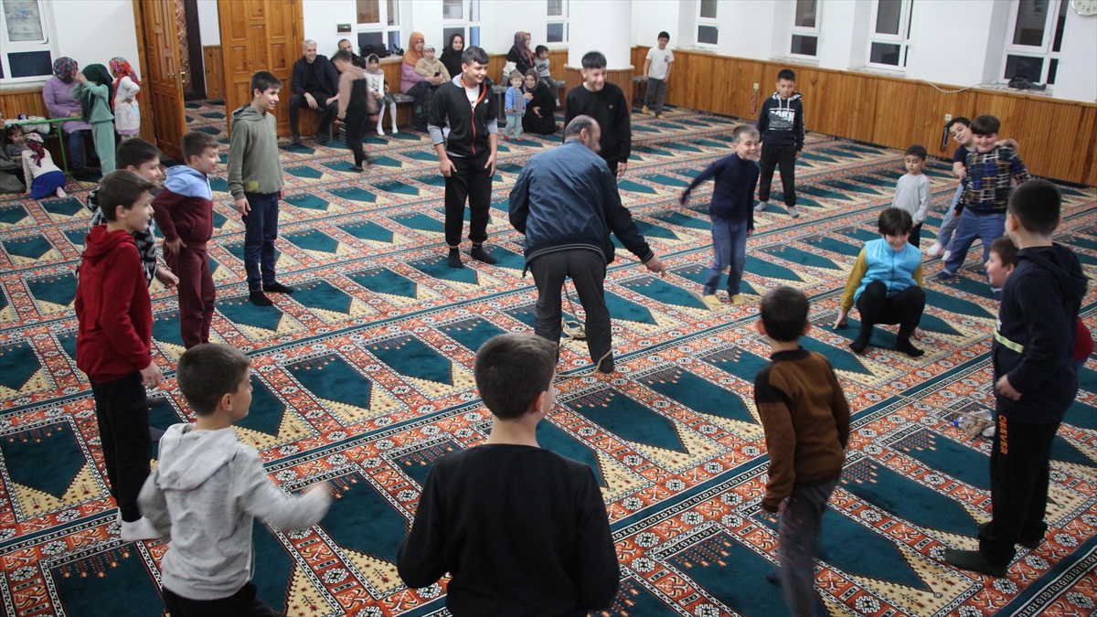 Sakarya’da Camiye Gelen Çocuklar Oyun Ve Hediyelerle Ramazan Coşkusunu Yaşıyor Haberi