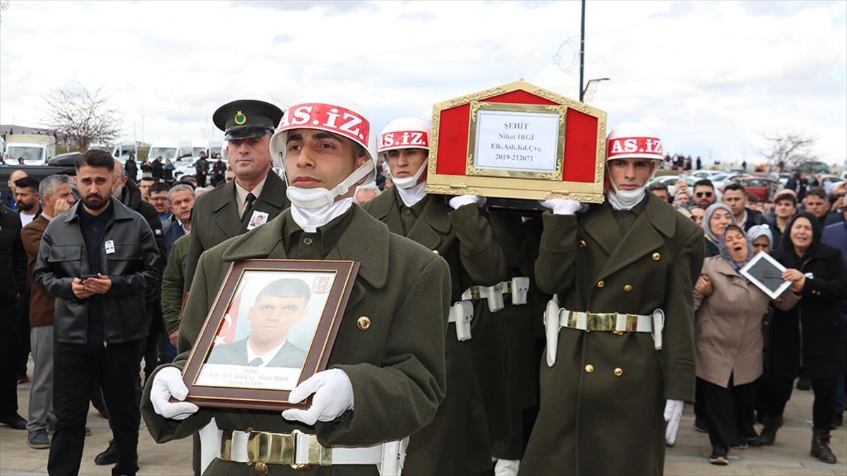 Şehit Astsubay Kıdemli Çavuş İrgi’nin Cenazesi, Memleketi Sivas’ta Toprağa Verildi Haberi