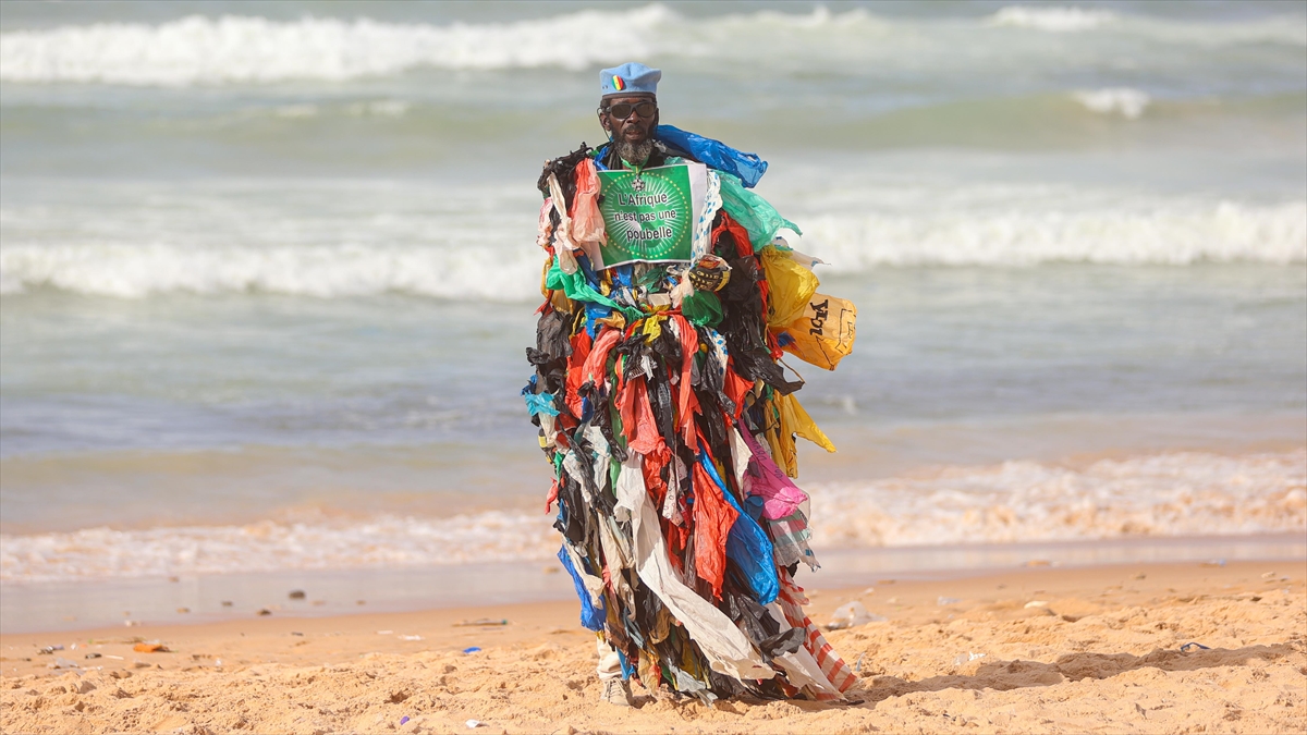 Senegalli “Plastik Adam”A Göre Afrika, Dünyanın Çöp Kutusu Değil Haberi