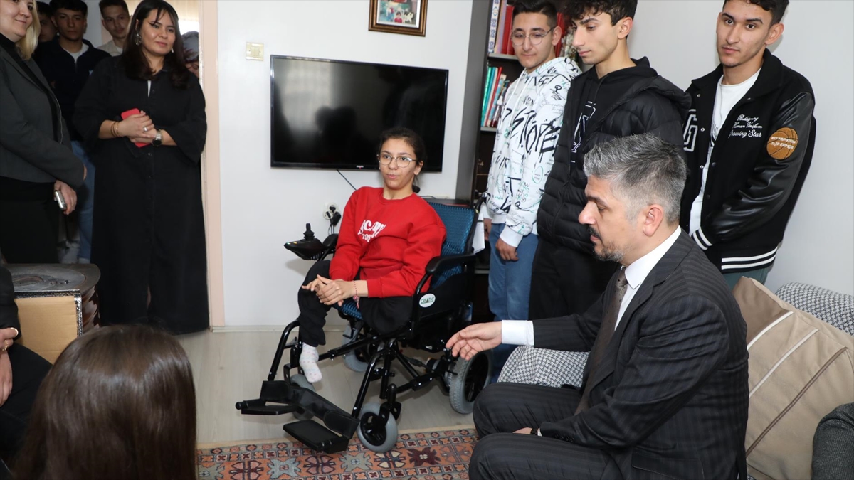 Sınıf Arkadaşları Yürüme Engelli Sinem’e Elektrikli Sandalye Hediye Etti Haberi