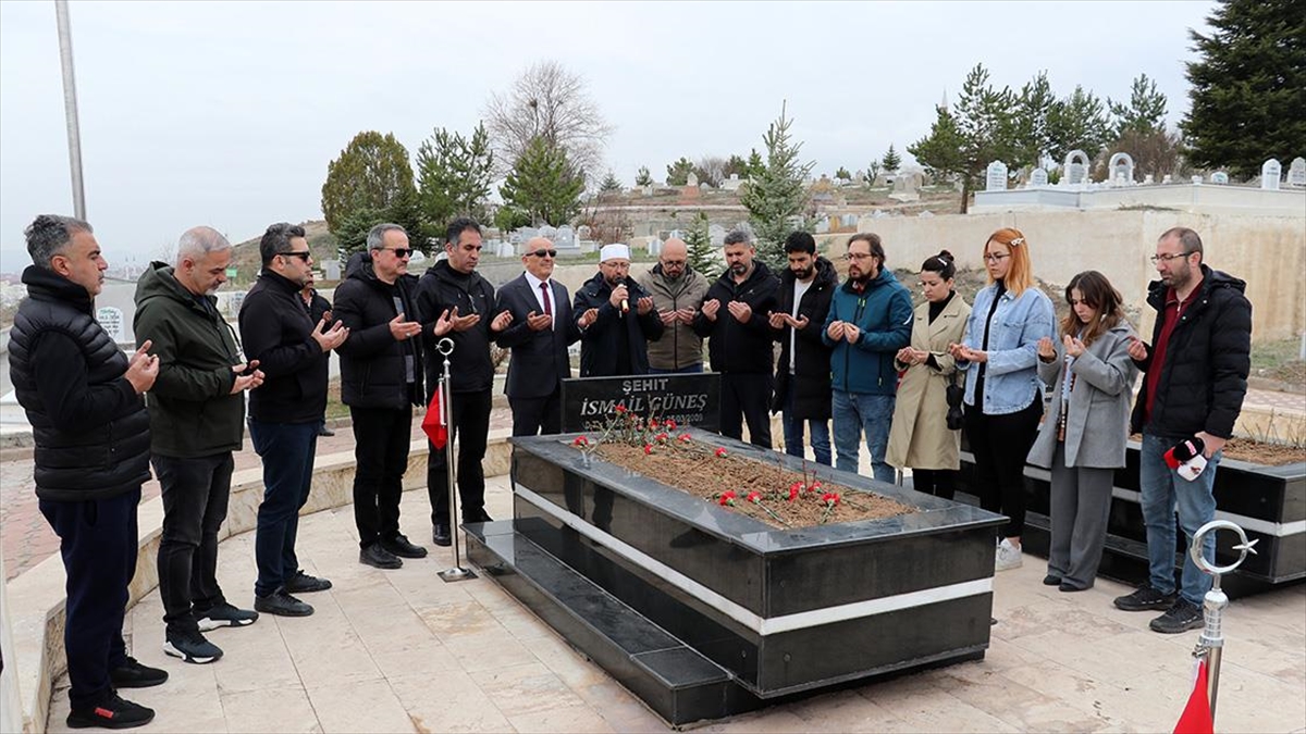 Sivas’ta Meslektaşları Gazeteci İsmail Güneş’i Kabri Başında Andı Haberi