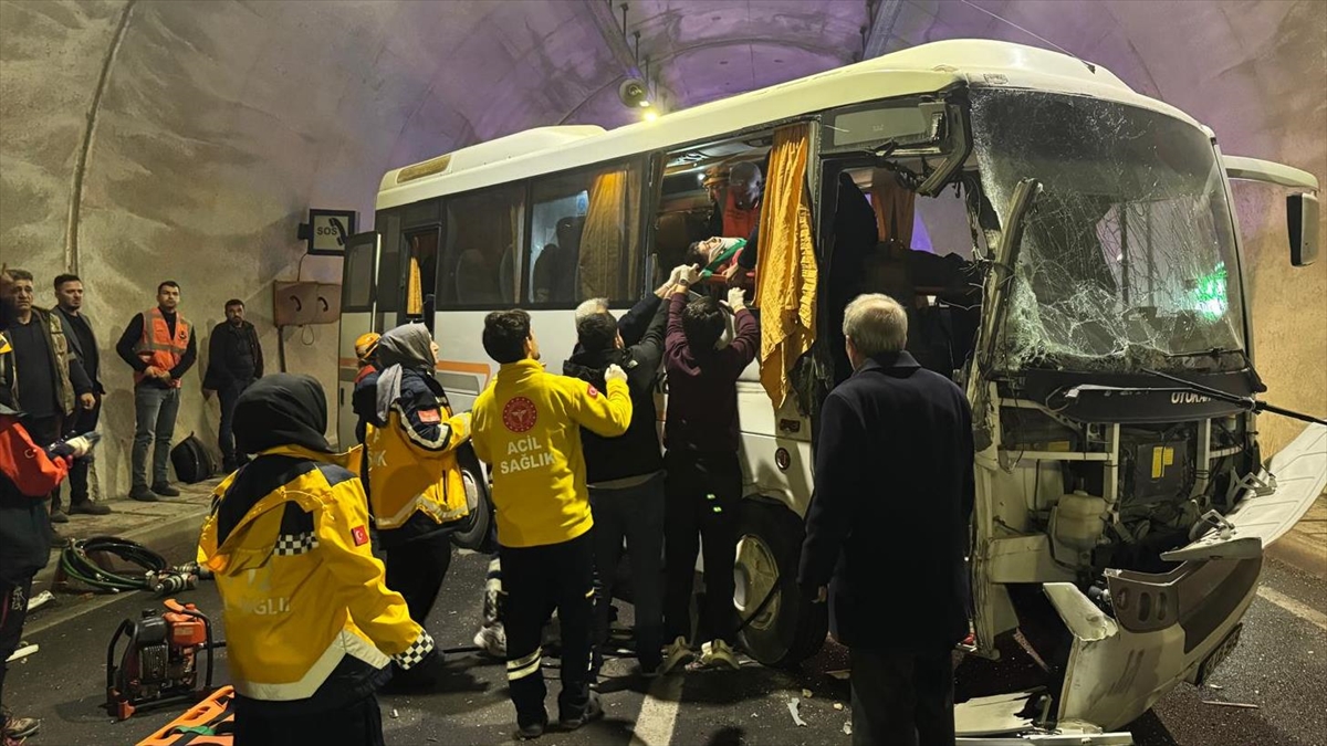 Sivas’ta Midibüs Ile Tırın Çarpıştığı Kazada 14 Kişi Yaralandı Haberi