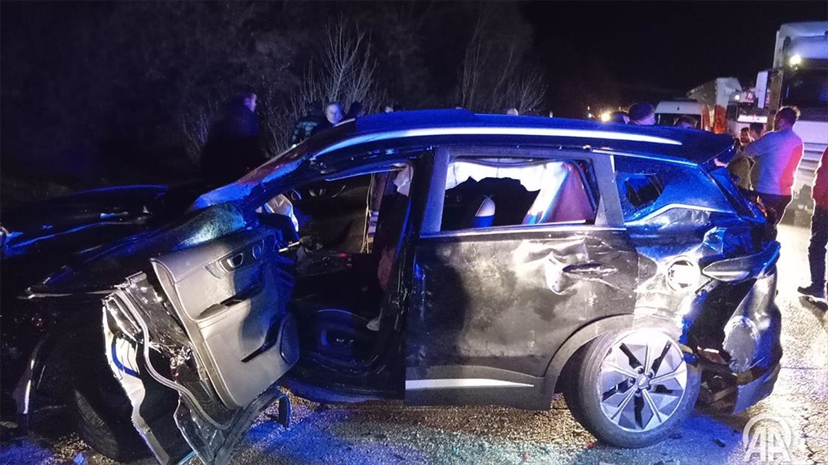 Sivas’ta Yolcu Otobüsü Ile Otomobilin Çarpıştığı Kazada 10 Kişi Yaralandı Haberi