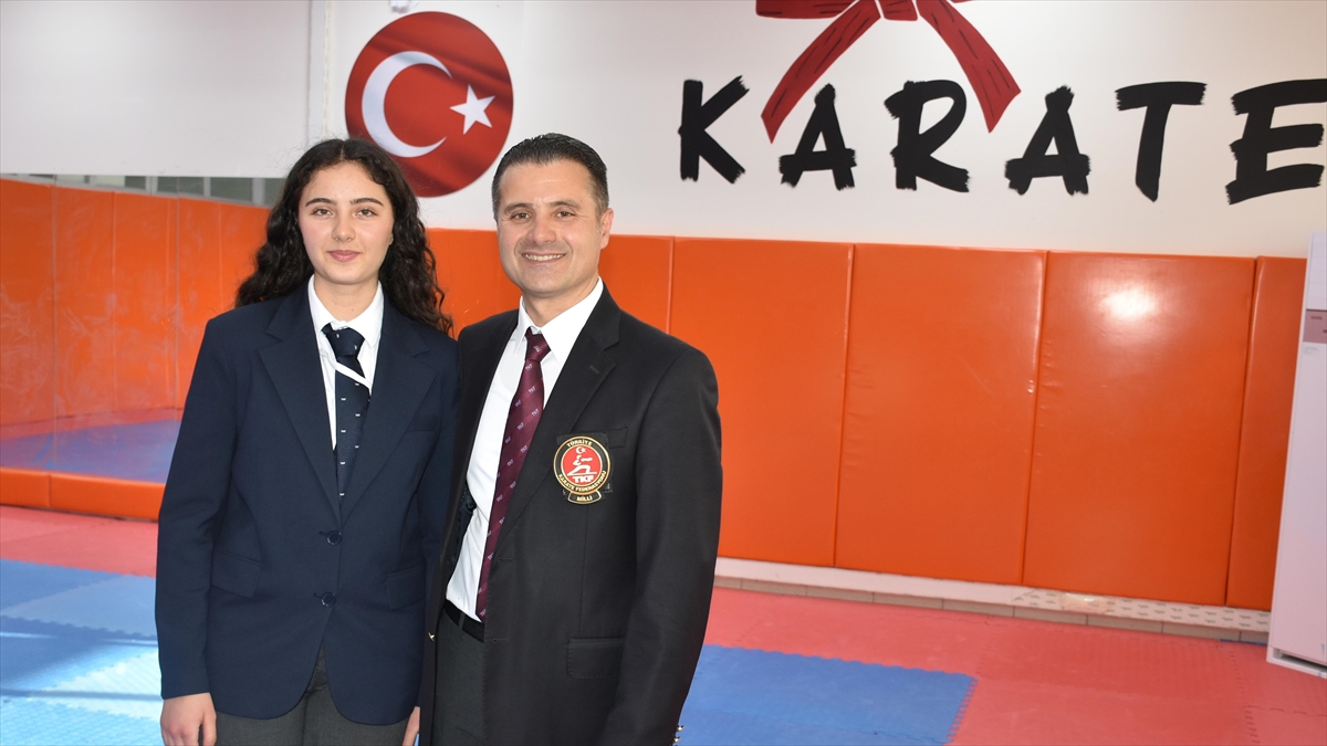 Siyah Kuşak Sahibi Doktor Baba Ile Tıp Öğrencisi Kızı, Karate Hakemliği Yapıyor Haberi