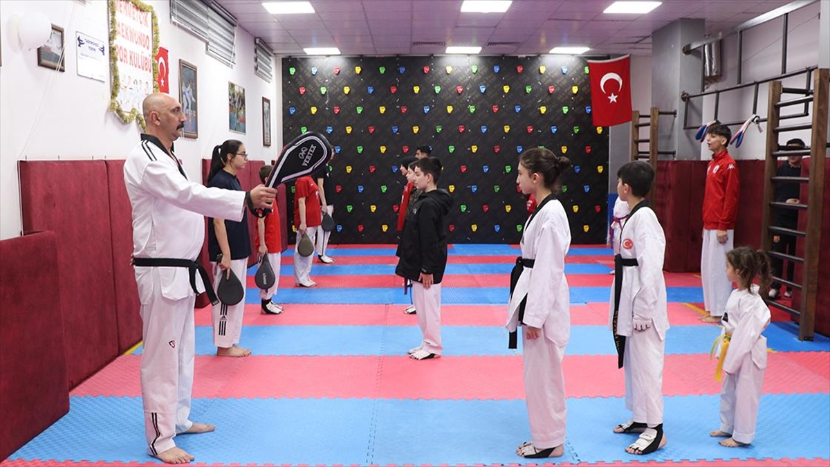 Tekvandoyu Sevdirmek Için Çocuklarıyla Takım Arkadaşı Oldu Haberi