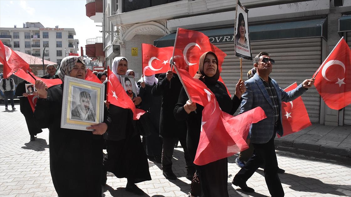 Vanlı Aileler, Dem Parti İl Başkanlığı Önündeki Eylemlerini Sürdürdü Haberi